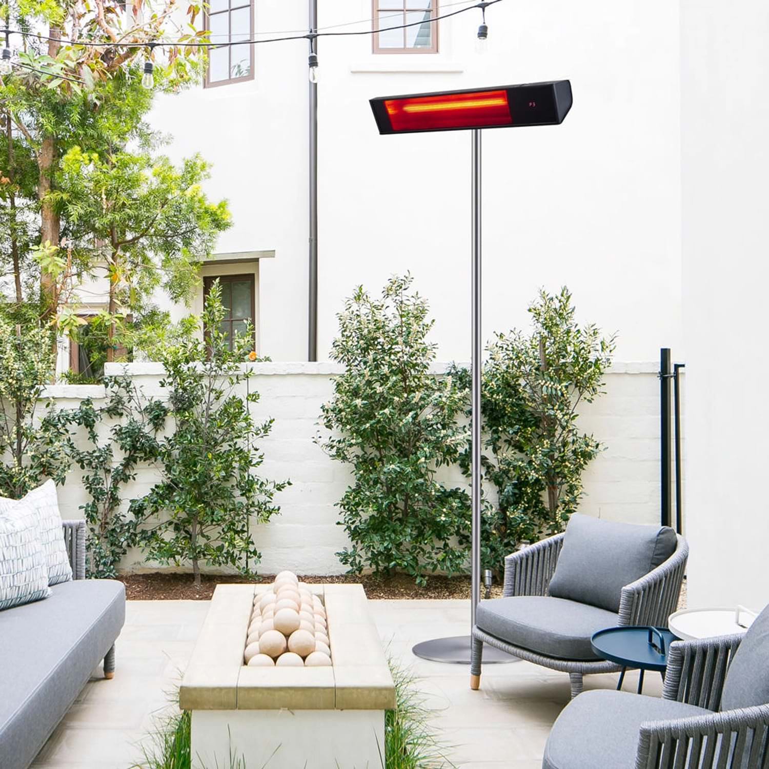 CALDO-VETRO-NERO-PIEDISTALLO-WIFI-ambientata - SINED | Douches de piscine | Chaises longues de jardin | Cheminées électriques | Radiateurs infrarouges