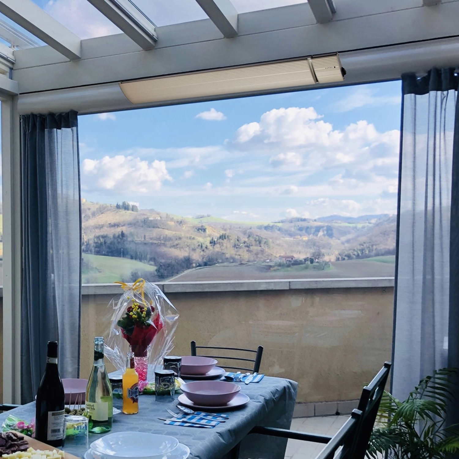 CALORE-BIANCO-2400-ambientata - SINED | Douches de piscine | Chaises longues de jardin | Cheminées électriques | Radiateurs infrarouges