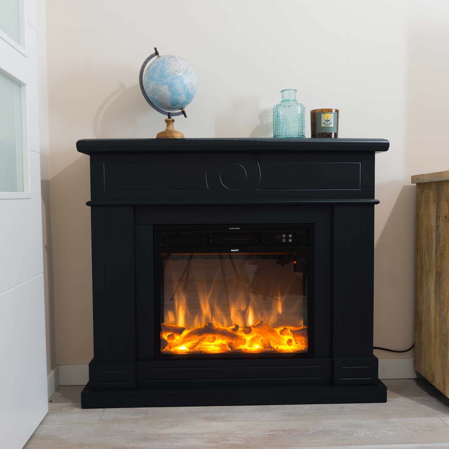 CAMINO-LIPARI-NERO-ambientata - SINED | Douches de piscine | Chaises longues de jardin | Cheminées électriques | Radiateurs infrarouges