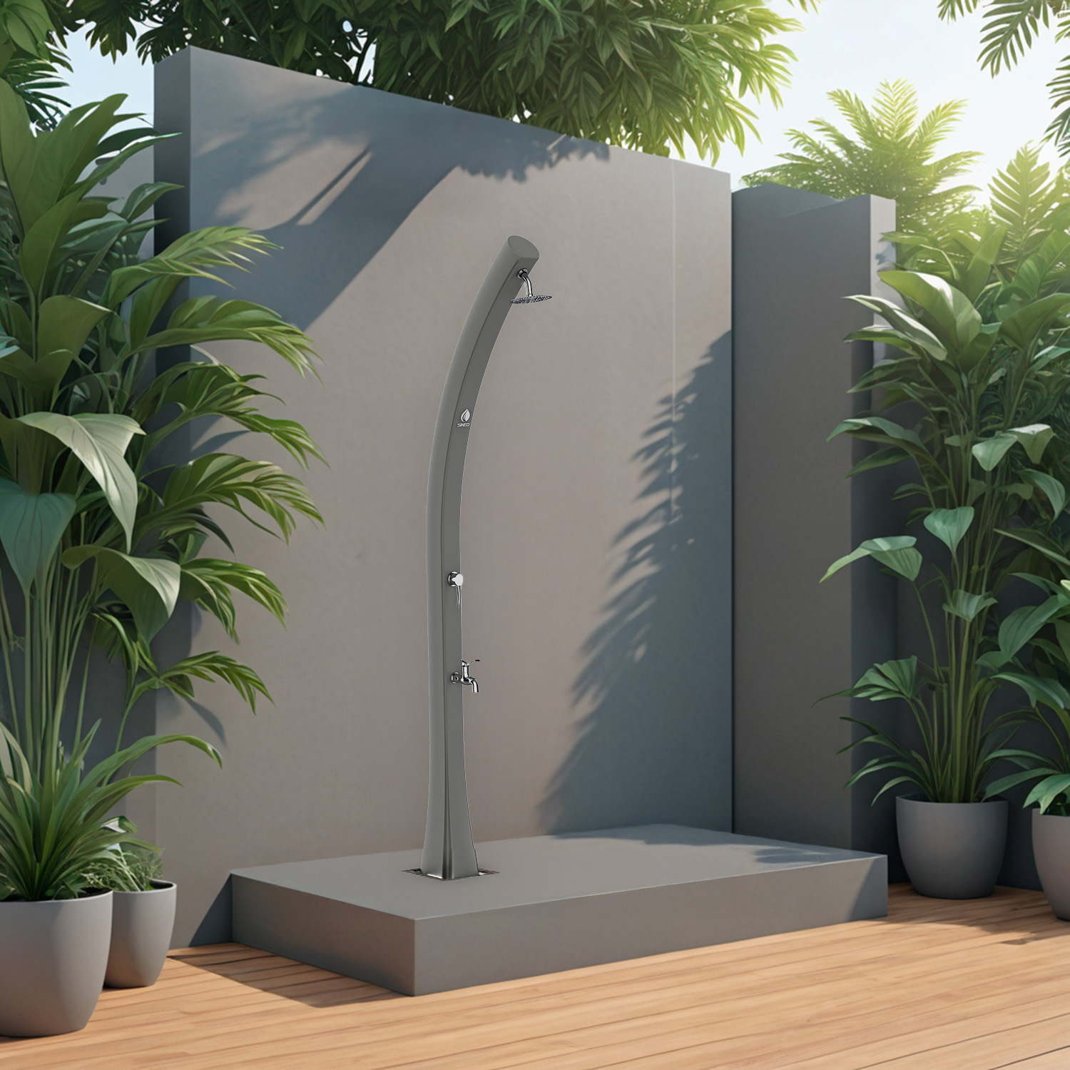 DOCCIA-SOLE-GRIGIA-ambientata - SINED | Douches de piscine | Chaises longues de jardin | Cheminées électriques | Radiateurs infrarouges